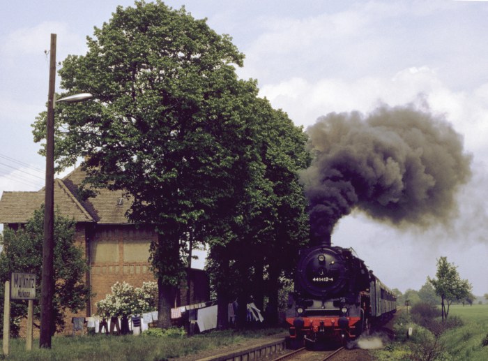44&nbsp;1412 mit Sonderzug, Scheinanfahrt im noch vollständig erhaltenen, alten Bahnhof bzw. Haltepunkt Mulknitz am 14.05.1983