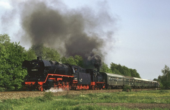 44&nbsp;1412 + 74&nbsp;1230&nbsp;Tv vor Sonderzug bei Weißwasser, am 14.05.1983