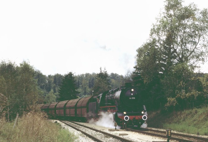 44&nbsp;1616 mit Salzzug auf der HzL, einfahrend Gammertingen, 17.09.1994