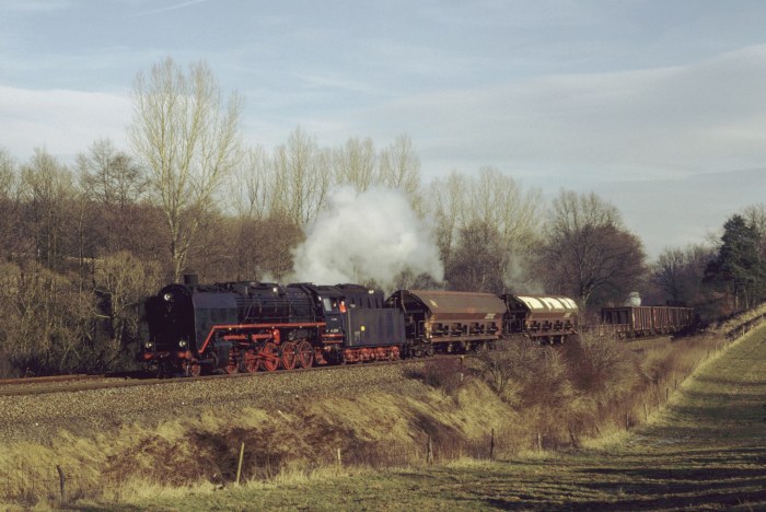 44&nbsp;225 mit Üg&nbsp;67101 talfahrend bei Unterrohn, am 07.02.1997