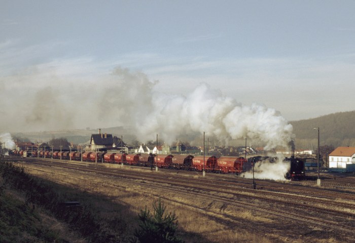 44&nbsp;225 mit Gag&nbsp;56460, Schub macht 44&nbsp;0093, Durchfahrt Dorndorf/ Werra, um 11:30h am 07.02.1997