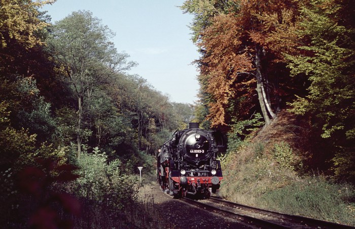 44&nbsp;0093 mit kurzem Sonderzug Richtung Meiningen, abwärts bei Marksuhl, um 14:40h am 30.10.1999