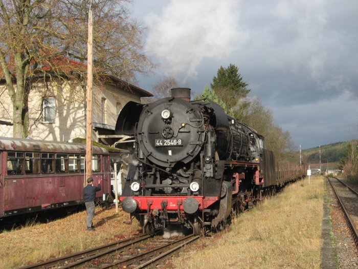 44&nbsp;2546 vor Rungenwagen-Gz im Bahnhof Wildburgstetten, 10.30h am 23.11.2009