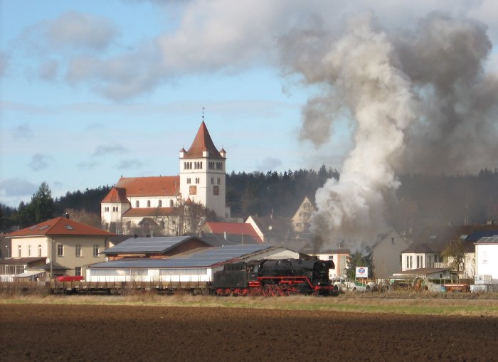 44&nbsp;2546 mit Hackschnitzel-Spezialgüterzug Dgz&nbsp;64863 Durchfahrt Fremdingen, 23.11.2009