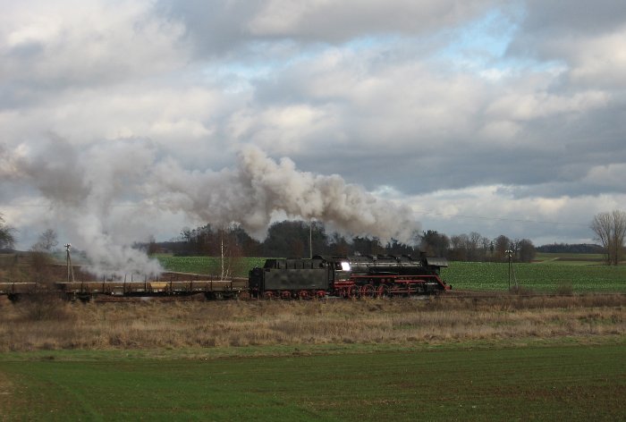44&nbsp;2546 mit Hackschnitzel-Spezialgüterzug Dgz&nbsp;64863 hinter Fremdingen, 23.11.2009