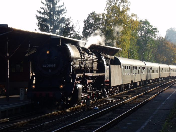 44&nbsp;2546 mit Sonderpersonenzug DPE&nbsp;206 (Meiningen-Eisenach) beim Halt in Förtha, um 16:05h am 28.10.2011