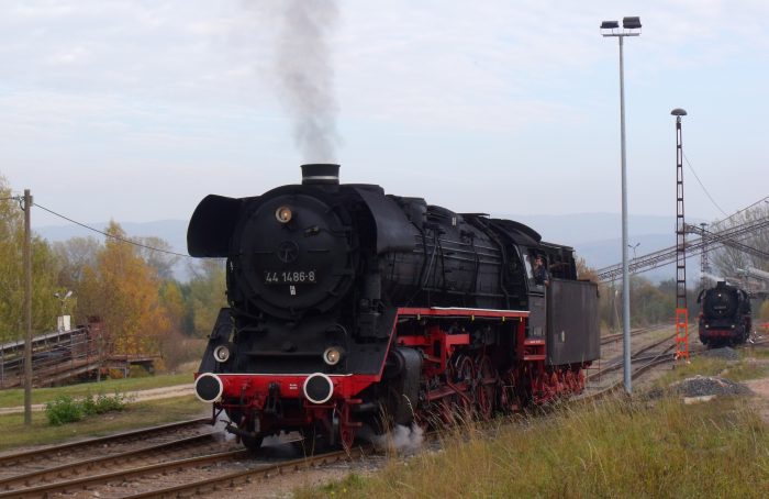 44&nbsp;2546 noch Wasser erhält, fährt 44&nbsp;1486 schon mal vor zum Bahnhof, um dort als Zuglok vor den zuvor abgestellten Kieszug zu spannen, um 15:03h am 29.10.2011