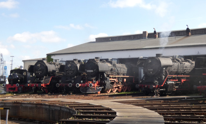 44&nbsp;546 neben 52&nbsp;3548, 50&nbsp;3600 und 50&nbsp;0072 sowie weiteren Lokomotiven ausgestellt im Bw Nördlingen, fotografiert um 8:53h am 20.05.2023