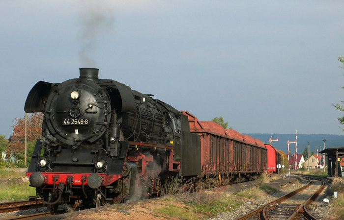 44&nbsp;2546  mit Güterzug aus Richtung Salzungen in Immelborn beim bekannten Kiesdampf 2010, am 07.10.2010