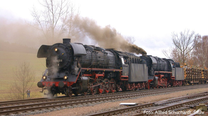 44&nbsp;2546 + 44&nbsp;1486 mit DGz&nbsp;202 nach Eisenach, vor der Abfahrt im Bahnhof Marksuhl, gegen 9:20h am 11.04.2013