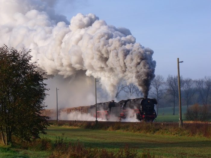 44&nbsp;2546 + 44&nbsp;1486 mit Holzzug DGz&nbsp;102 nach Eisenach, Ausfahrt Oberohn, 9:38h am 27.10.2011