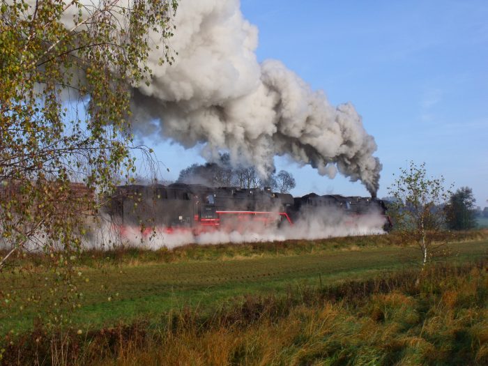 44&nbsp;2546 + 44&nbsp;1486 mit Holzzug DGz&nbsp;102 nach Eisenach, Ausfahrt Oberohn, 9:38h am 27.10.2011