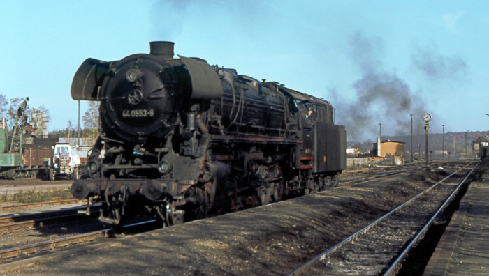 44&nbsp;0553 als Lz im Bahnhof Hermsdorf, im Oktober 1977