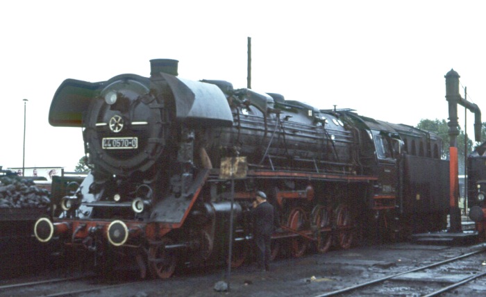 44&nbsp;0570 aus Sangerhausen, hier im Bw Güsten fotografiert, am 25.08.1978