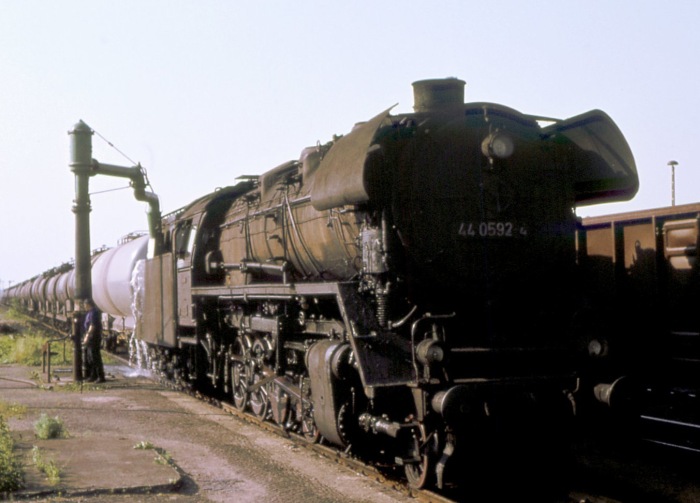 44&nbsp;0592 vor Kesselwagen-Zug erhält im Bahnhof Angermünde Wasser, am 06.06.1979
