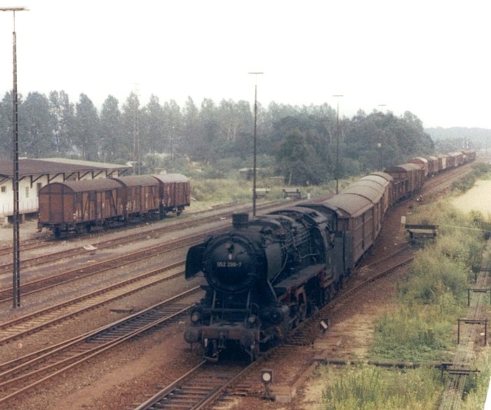 052&nbsp;298 mit Güterzug Einfahrt Vorsfelde, September 1974