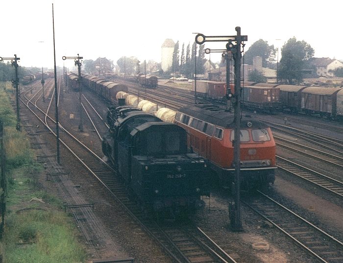 052&nbsp;298 neben Lok BR 218 in Vorsfelde, September 1974
