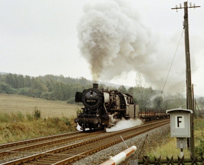 052&nbsp;779 mit Güterzug bei Seesen am 11.10.1974