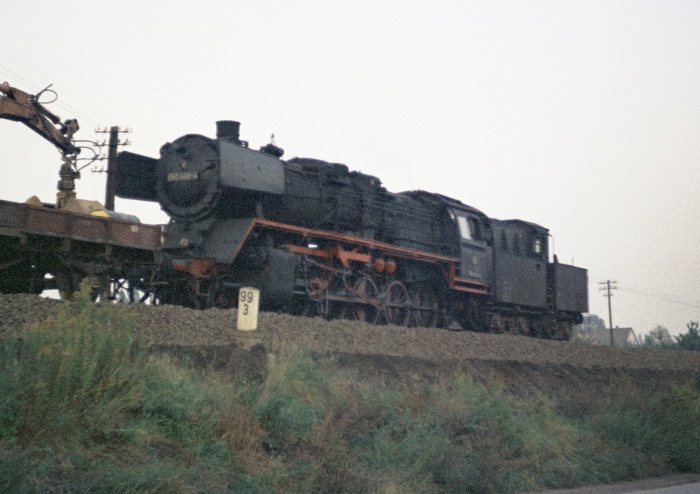 050&nbsp;446 mit Bauzug in BadGandersheim, 11.10.1974
