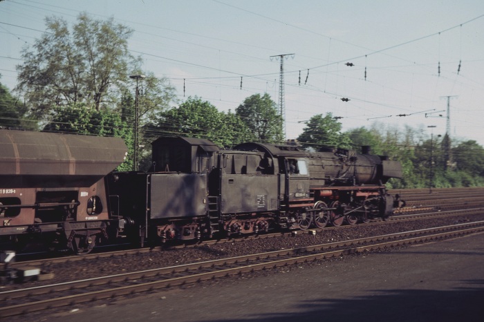 052&nbsp;604, die mit ihrem südwärts fahrendem Güterzug im südlichen Stadtbereich von Köln überholt wurde, um ca.16:45h am 07.05.1975