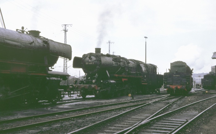 051&nbsp;446 zwischen 023&nbsp;009 und 023&nbsp;075, im Betriebswerk Saarbrücken, am 15.05.1975