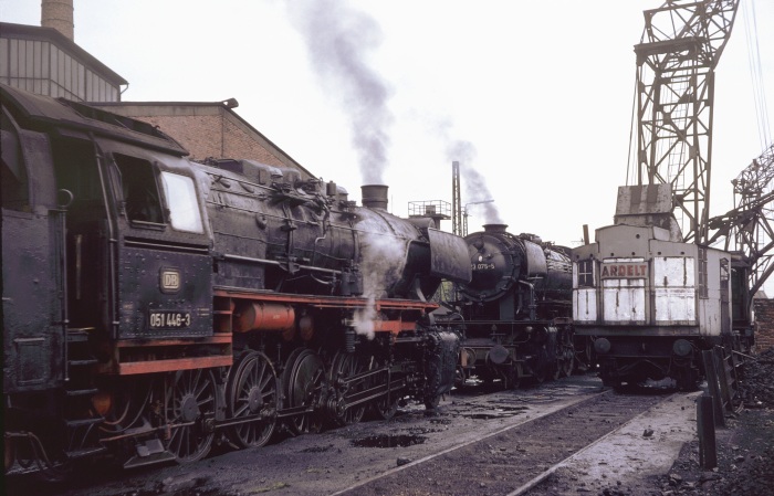 051&nbsp;446 vor der 023&nbsp;075, Betriebswerk Saarbrücken, am 15.05.1975