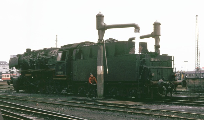 051&nbsp;501 erhält Wasser, Betriebswerk Saarbrücken, am 15.05.1975