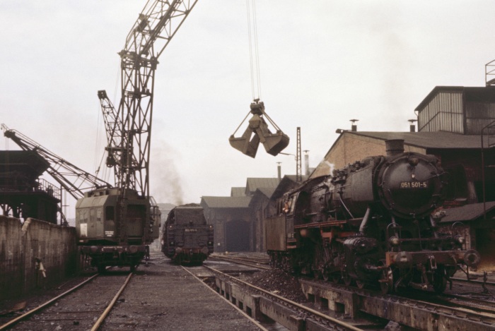 051&nbsp;501 am Kohlenkran, Betriebswerk Saarbrücken am 15.05.1975