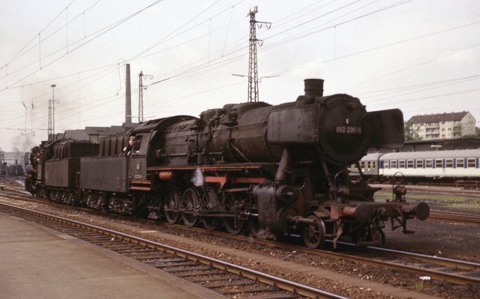 050&nbsp;230 + 050&nbsp;714 in Saarbrücken Hbf, 15.05.1975