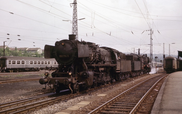 050&nbsp;714 + 050&nbsp;230 in Saarbrücken Hbf, 15.05.1975