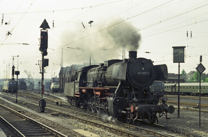 050&nbsp;607 Umsetzen in Saarbrücken Hbf, 15.05.1975