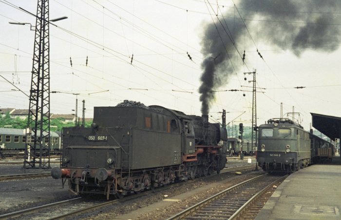 050&nbsp;607 neben 140&nbsp;645 in Saarbrücken Hbf, 15.05.1975