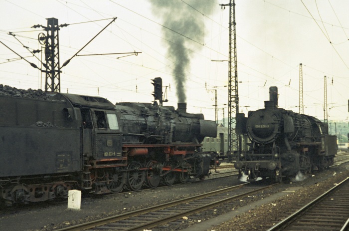 051&nbsp;633 begegnet 051&nbsp;226 Umsetzen in Saarbrücken Hbf, am 15.05.1975