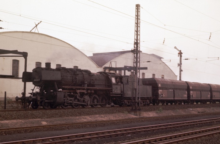 052&nbsp;444 mit Erzwagen- (oder Kohle? - jedenfalls Selbstentladewagen) - Güterzug aus Richtung Braunschweig nach Westen fahrend, kurz vor Lehrte, um 07:30h am 24.06.1975