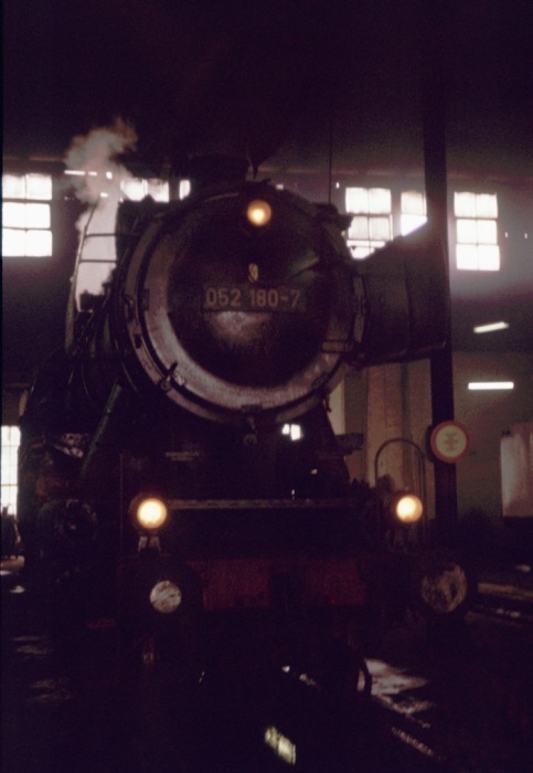 052&nbsp;180 im großen Lokschuppen im Bw Lehrte am 24.06.1975