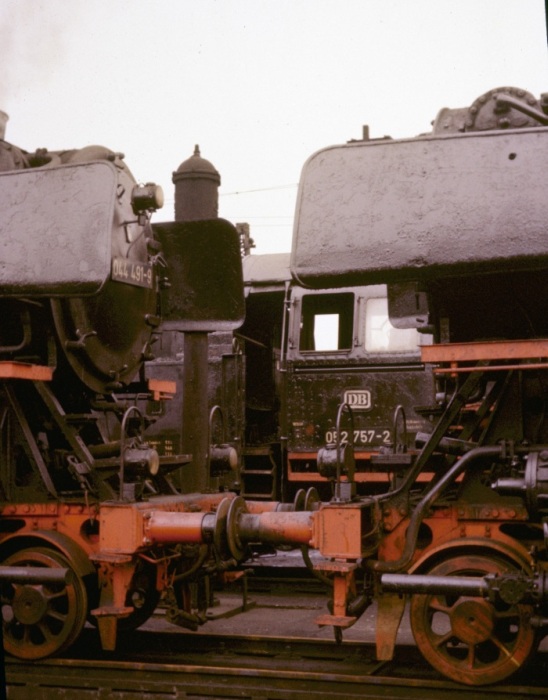052&nbsp;757 hinter 044&nbsp;491 u.a. im Bw Lehrte am 24.06.1975