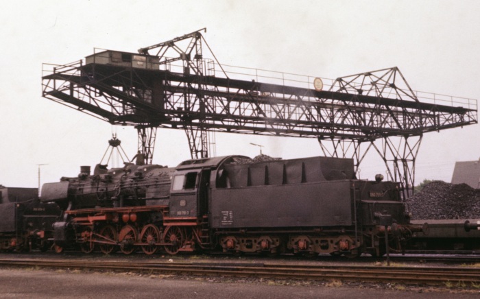 050&nbsp;791 neben großen Kohlekran im Bw Lehrte, 24.06.1975