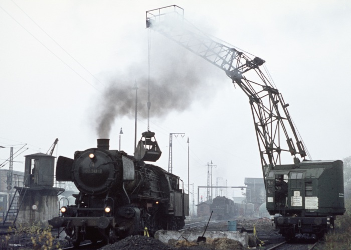 052&nbsp;513 erhält Kohlen im Bw Uelzen, am 08.11.1975