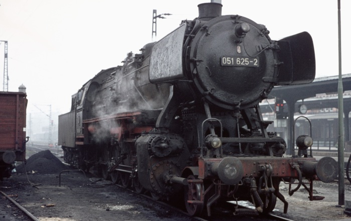 051&nbsp;625 im Bw Uelzen, am 08.11.1975