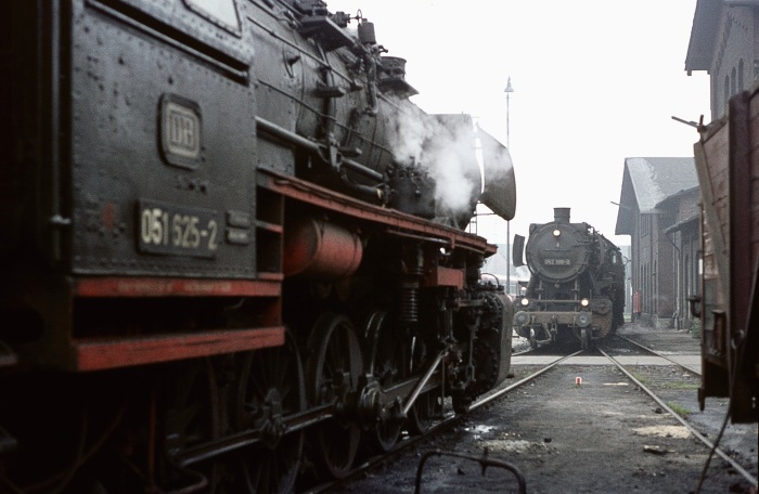 051&nbsp;625 und 052&nbsp;188 im Bw Uelzen, am 08.11.1975