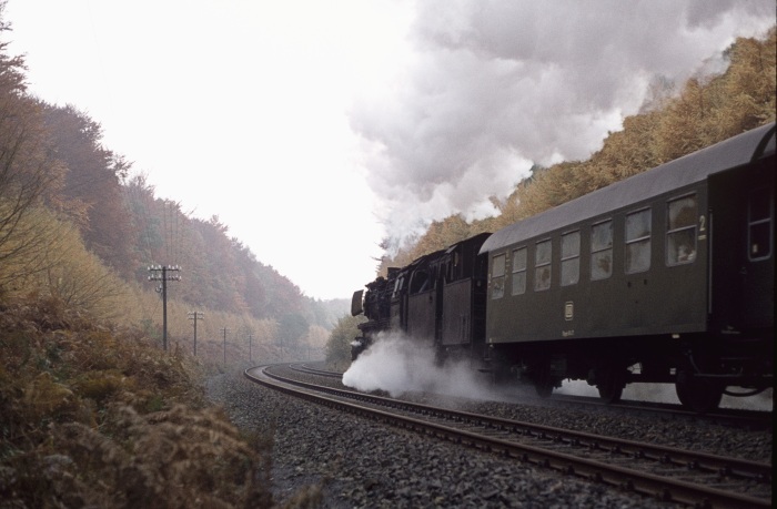 052&nbsp;513 mit Militärzug bei Ebstorf, 08.11.1975