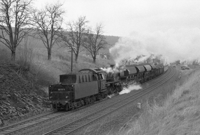 051&nbsp;724&nbsp;Tv mit Dg&nbsp;58472 aus Richtung Braunschweig vor Neuekrug-Hahausen, um 15:45h am 26.03.1976