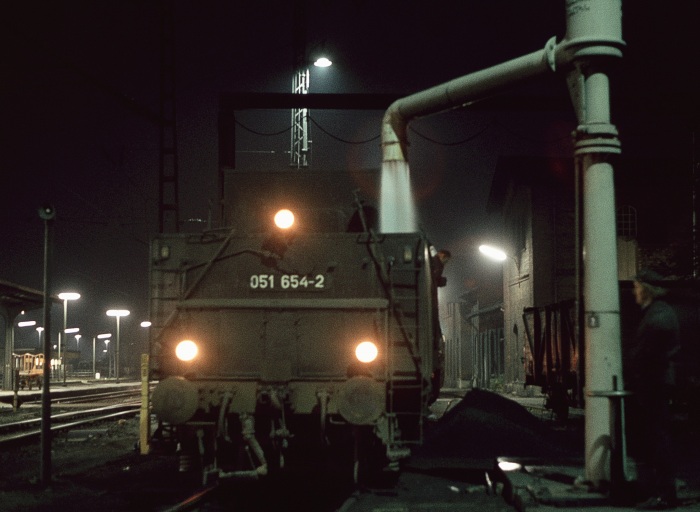 051&nbsp;654 erhält Wasser im Bw Uelzen, am 08.11.1975
