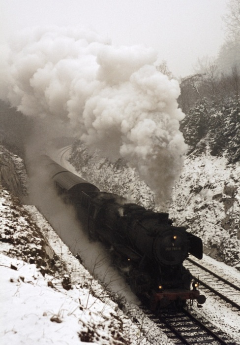 050&nbsp;780 mit Güterzug bergauf bei Bad Sachsa, 17.03.1976