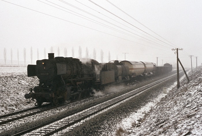 050&nbsp;473 rollt mit Güterzug aus Richtung Ellrich abwärts, fotografiert etwa 1km westlich von Osterhagen, schon wieder bei fürchterlichem schlechten Fotowetter, 10:15h am 18.03.1976