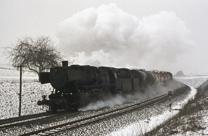 050&nbsp;737 mit Güterzug bei Osterhagen, 18.03.1976