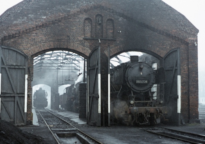 050&nbsp;473 in den Resten des Lokschuppens im Bw Herzberg, 18.03.1976
