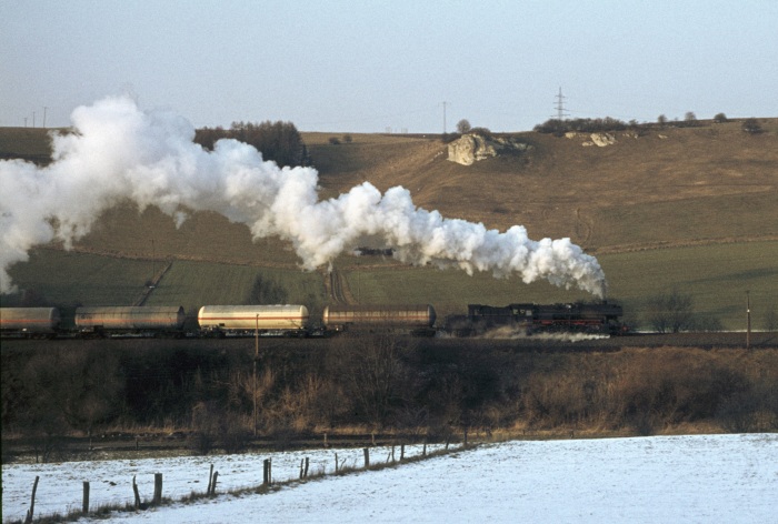 050&nbsp;737 vorn, Schub: 044&nbsp;195, Güterzug bei Bartolfelde, 19.03.1976