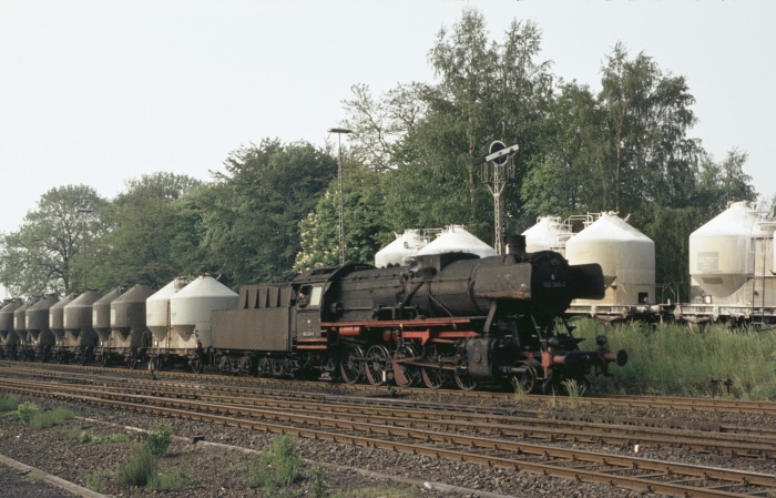 050&nbsp;249 Schublok am Silowagenzug, Einfahrt Herzberg, 29.05.1976