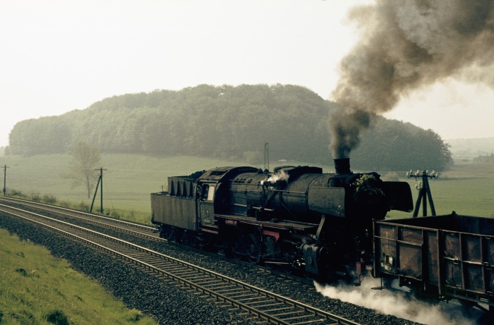 050&nbsp;249&nbsp;Tv mit Güterzug Richtung Ellrich bei Barbis, 29.05.1976